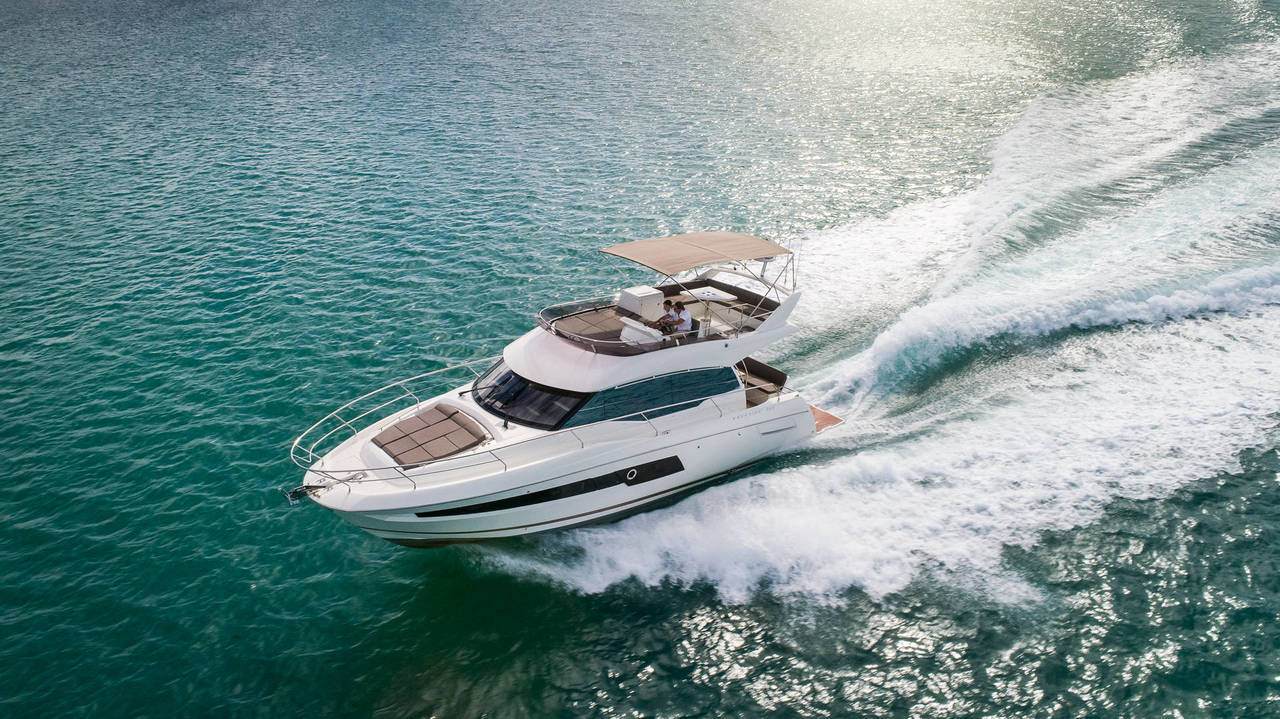 Prestige 460 flybridge running at a fast cruise