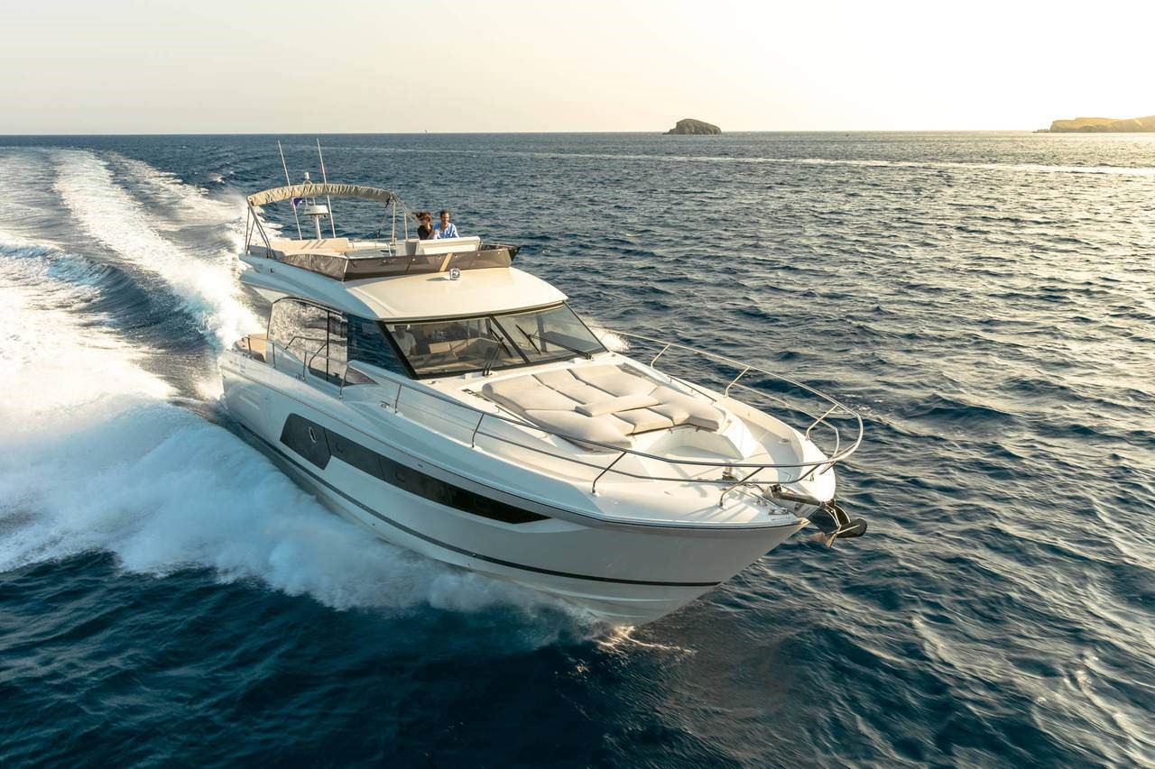 Photo of a Prestige Yachts 590 running at high speed