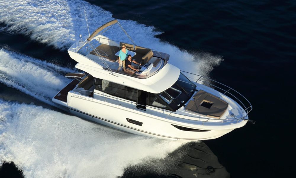 Top view of the Jeanneau 37 Velasco at a fast cruise speed