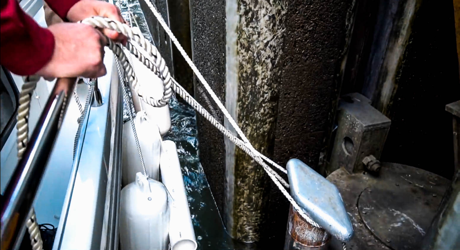 Tying up to the floating bit in Bonneville Locks