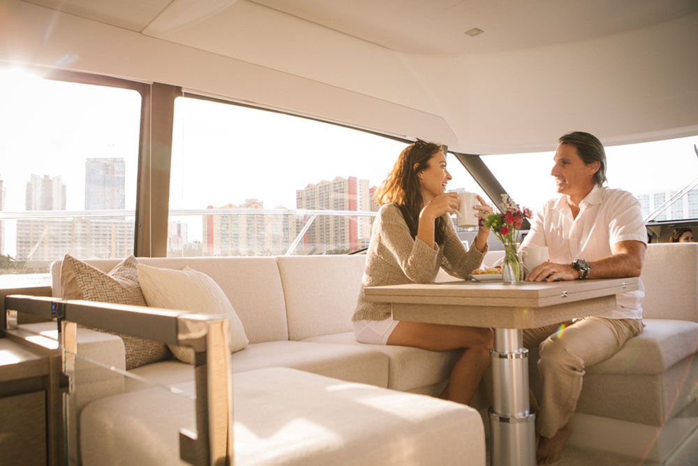 Man and woman sitting at the salon table in the Prestige 460