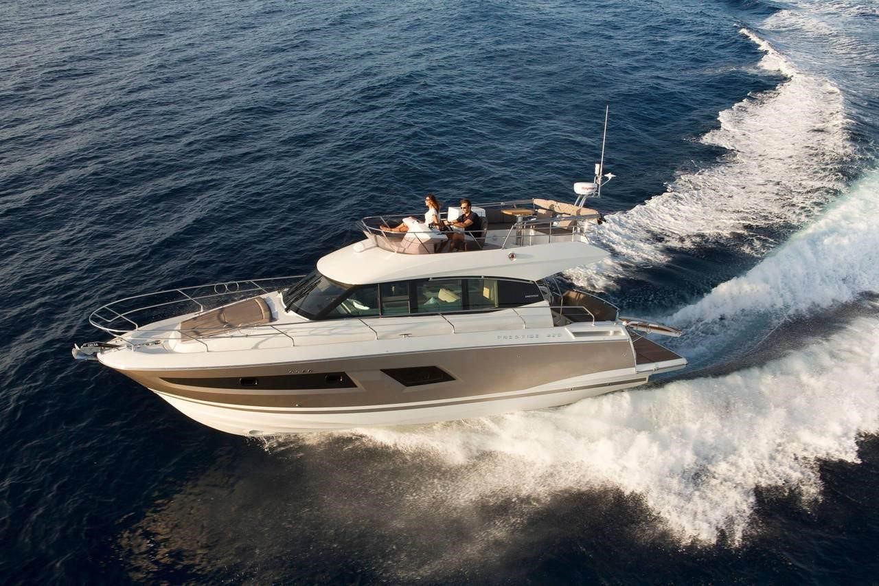 Prestige Yachts 420 making a sharp turn at high speed