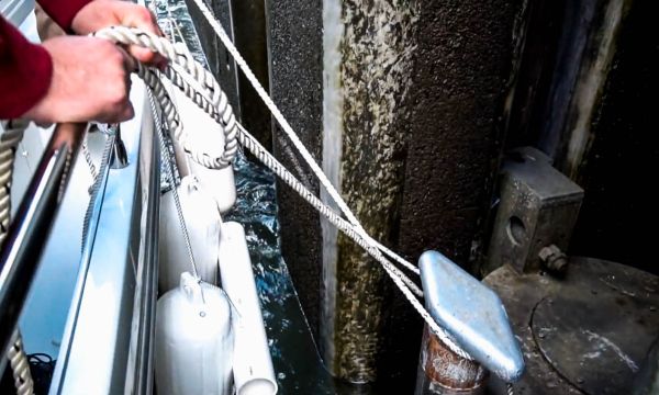 Boater tying off to the floating bit in Bonneville Locks