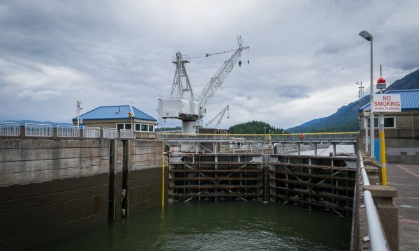 Photo of Bonneville Locks with no boats in it on a cloudy day