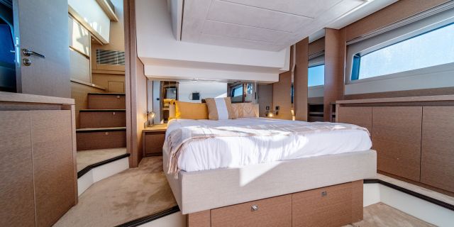 Picture of the master suite on Prestige 520