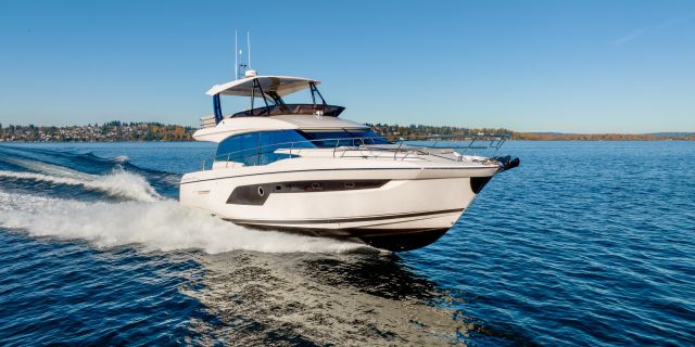 Prestige 520 running near top speed on Lake Washington