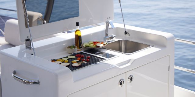 Flybridge galley unit with grill