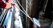 Boater tying off to the floating bit in Bonneville Locks