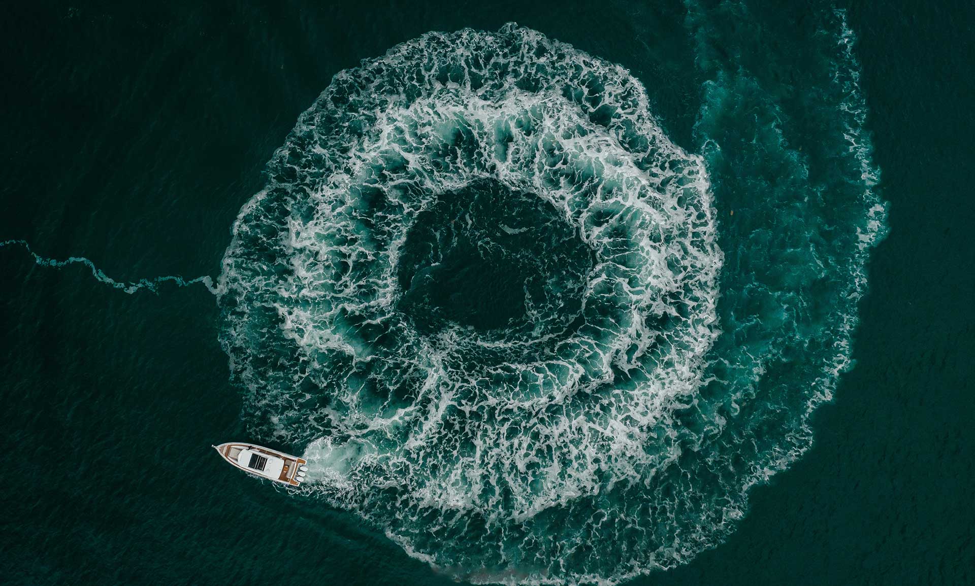 Overhead view of a Wellcraft 44 Explorer making a circle in the water